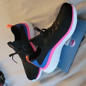 New never worn skechers air cooled memory foam sneakers size 9